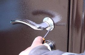 Замена дверной ручки металлической двери в Кирове