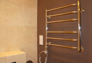 Установка электрического полотенцесушителя в ванной в Кирове